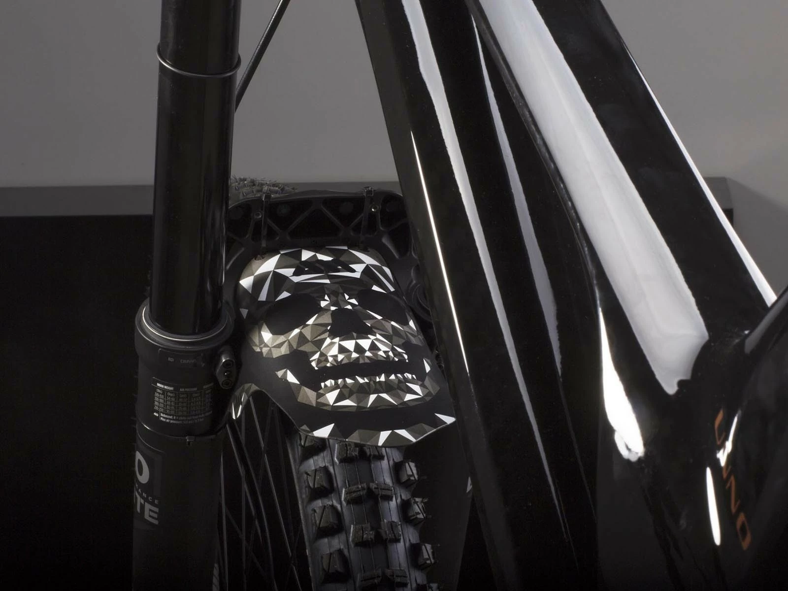 All-mountain-style AMS Garde Boue Avant Skull Mud Guard 3 All-mountain-style AMS Garde Boue Avant Skull Mud Guard – Image 3