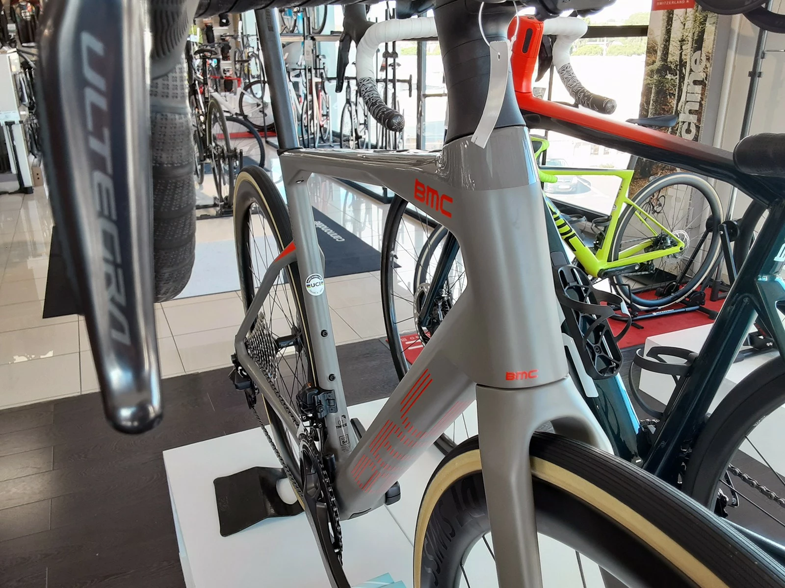 BMC Roadmachine 01 Three Ultegra Di2 Disc 12v Vélo De Course 2022 2 BMC Roadmachine 01 Three Ultegra Di2 Disc 12v Vélo De Course 2022 – Image 2