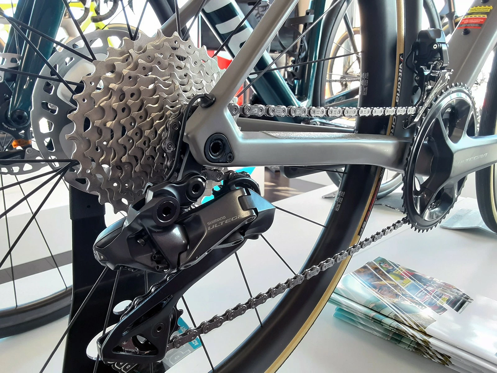 BMC Roadmachine 01 Three Ultegra Di2 Disc 12v Vélo De Course 2022 4 BMC Roadmachine 01 Three Ultegra Di2 Disc 12v Vélo De Course 2022 – Image 4