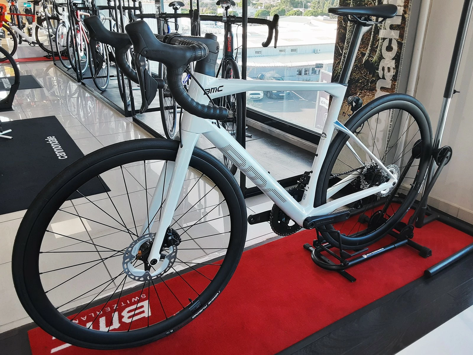 BMC Roadmachine One Ultegra Di2 Disc 12v Vélo De Route 2022 2 BMC Roadmachine One Ultegra Di2 Disc 12v Vélo De Route 2022 – Image 2