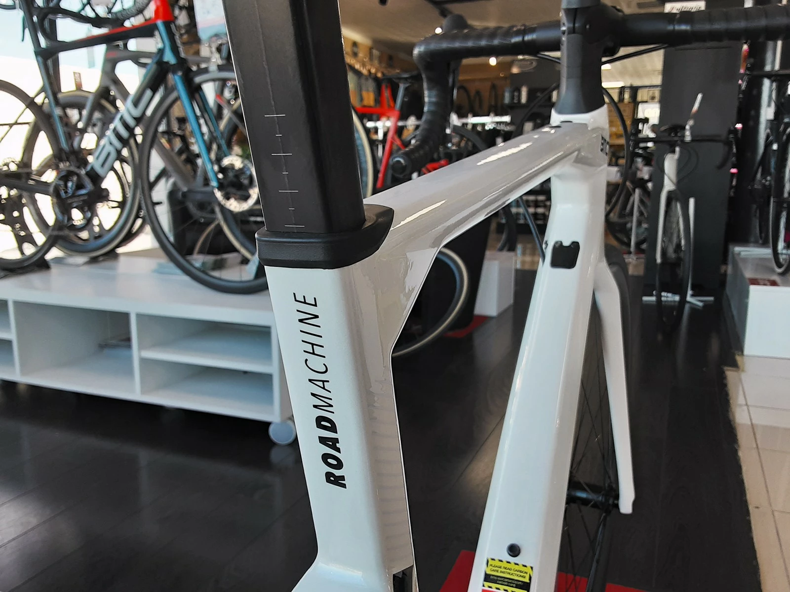 BMC Roadmachine One Ultegra Di2 Disc 12v Vélo De Route 2022 3 BMC Roadmachine One Ultegra Di2 Disc 12v Vélo De Route 2022 – Image 3