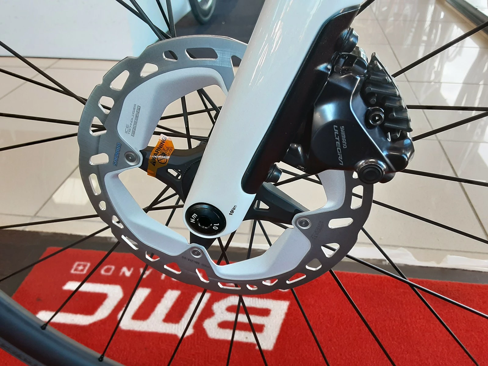 BMC Roadmachine One Ultegra Di2 Disc 12v Vélo De Route 2022 5 BMC Roadmachine One Ultegra Di2 Disc 12v Vélo De Route 2022 – Image 5