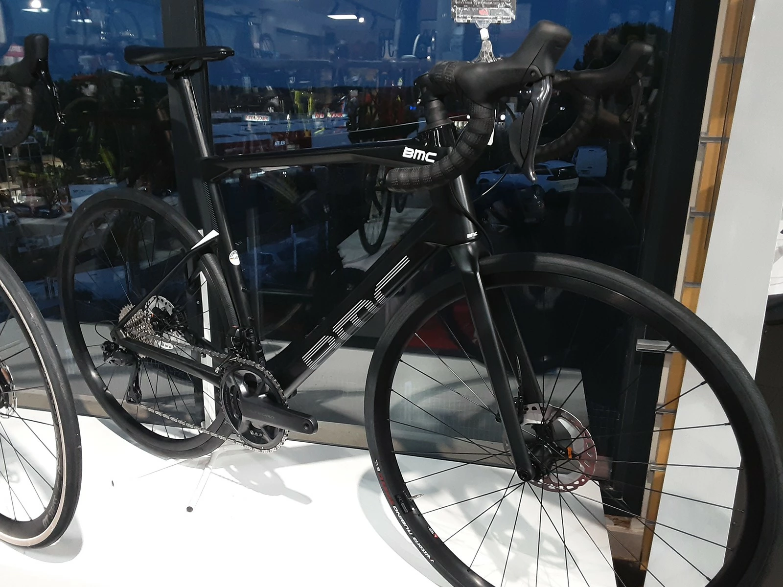 BMC Roadmachine Three Ultegra Di2 Disc 12v Vélo De Route 2022 2 BMC Roadmachine Three Ultegra Di2 Disc 12v Vélo De Route 2022 – Image 2