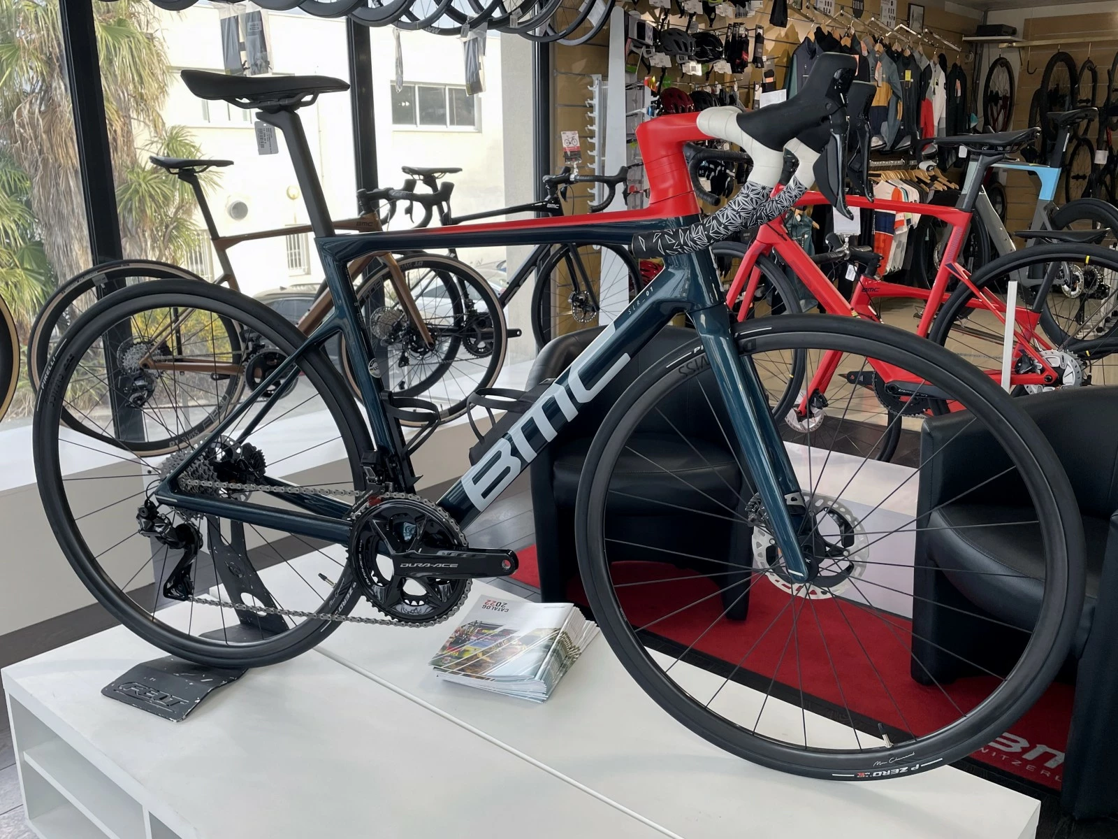 BMC Teammachine SLR01 One Dura-Ace Di2 Disc 12v Vélo De Course 2022 2 BMC Teammachine SLR01 One Dura-Ace Di2 Disc 12v Vélo De Course 2022 – Image 2