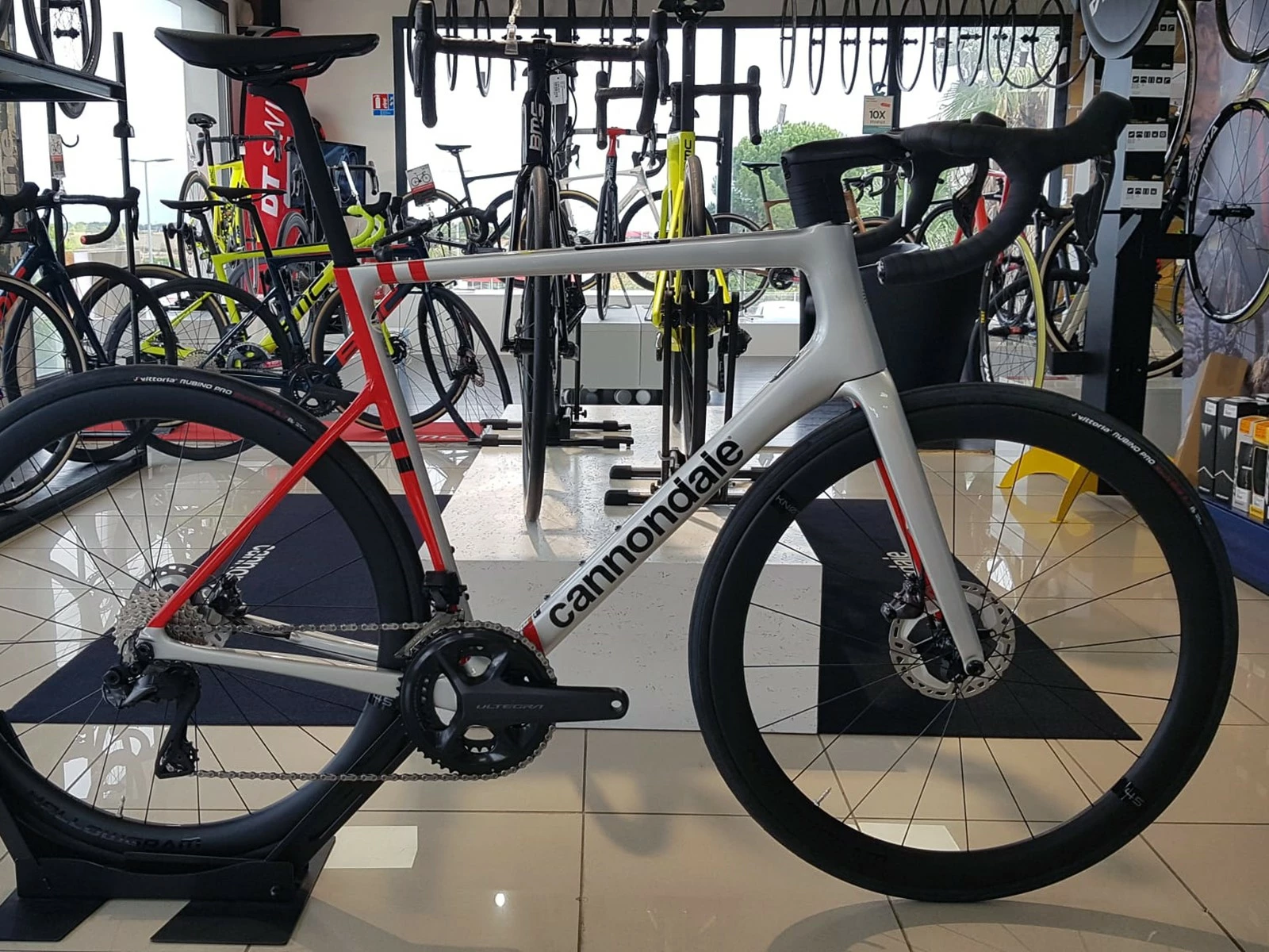 CANNONDALE SuperSix Evo Carbon Ultegra Di2 Mercury Silver / Rally Red 2022 2 CANNONDALE SuperSix Evo Carbon Ultegra Di2 Mercury Silver / Rally Red 2022 – Image 2