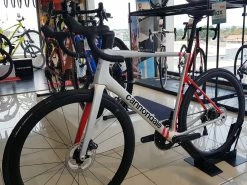 CANNONDALE SuperSix Evo Carbon Ultegra Di2 Mercury Silver / Rally Red 2022 7 CANNONDALE SuperSix Evo Carbon Ultegra Di2 Mercury Silver / Rally Red 2022 -Pas Cher Vtt Magasin cannondale supersix evo carbon ultegra di2 mercury silver rally red 2022 2