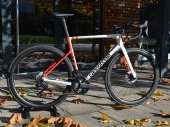 CANNONDALE SuperSix Evo Carbon Ultegra Di2 Mercury Silver / Rally Red 2022 8 CANNONDALE SuperSix Evo Carbon Ultegra Di2 Mercury Silver / Rally Red 2022 -Pas Cher Vtt Magasin cannondale supersix evo carbon ultegra di2 mercury silver rally red 2022 3