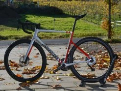 CANNONDALE SuperSix Evo Carbon Ultegra Di2 Mercury Silver / Rally Red 2022 9 CANNONDALE SuperSix Evo Carbon Ultegra Di2 Mercury Silver / Rally Red 2022 -Pas Cher Vtt Magasin cannondale supersix evo carbon ultegra di2 mercury silver rally red 2022 4