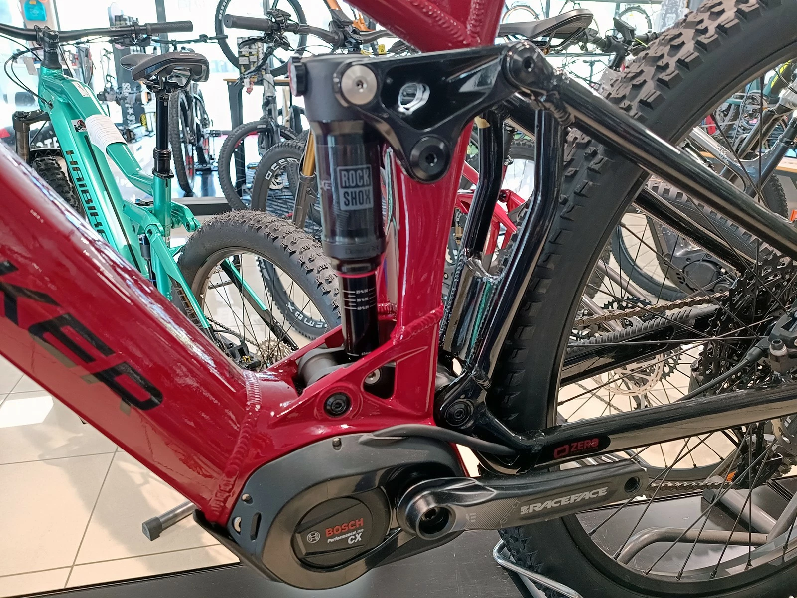 MONDRAKER Chaser 750 VTTAE Cherry Red-black 2022 3 MONDRAKER Chaser 750 VTTAE Cherry Red-black 2022 – Image 3