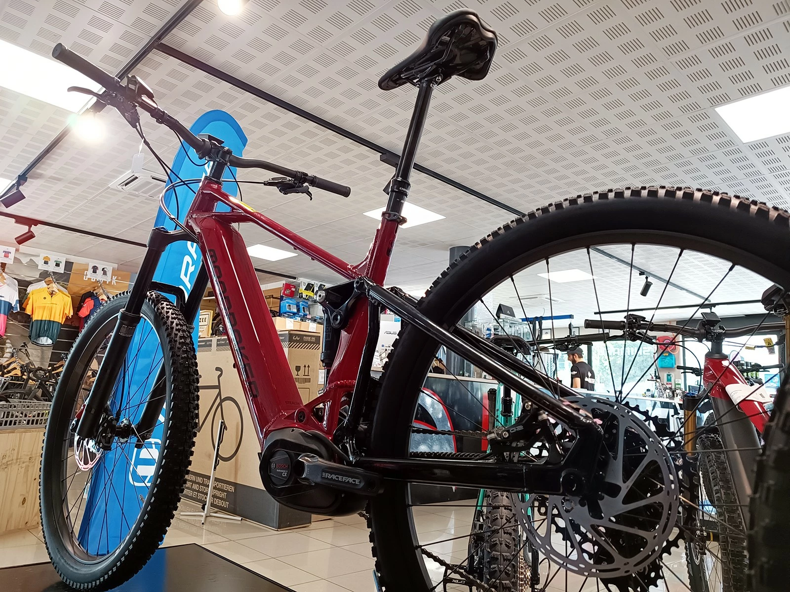 MONDRAKER Chaser 750 VTTAE Cherry Red-black 2022 6 MONDRAKER Chaser 750 VTTAE Cherry Red-black 2022 – Image 6