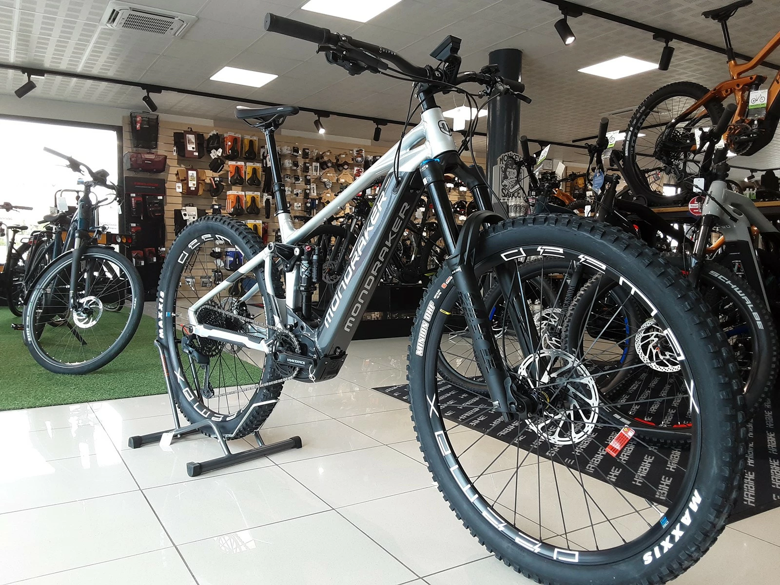 MONDRAKER Crafty R 29 VTTAE Racing Silver-graphite 2022 2 MONDRAKER Crafty R 29 VTTAE Racing Silver-graphite 2022 – Image 2