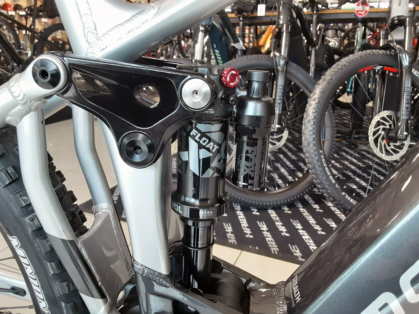 MONDRAKER Crafty R 29 VTTAE Racing Silver-graphite 2022 4 MONDRAKER Crafty R 29 VTTAE Racing Silver-graphite 2022 – Image 4