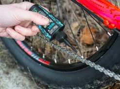 MUC-OFF Lubrifiant Chaîne Conditions Humides - Burette 50ml -Pas Cher Vtt Magasin muc off lubrifiant chaine conditions humides burette 50ml 3