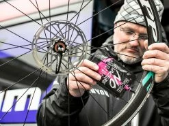 MUC-OFF Préventif Anti-crevaison No Puncture Hassle - Sachet 140ml -Pas Cher Vtt Magasin muc off preventif anti crevaison no puncture hassle sachet 140ml 2