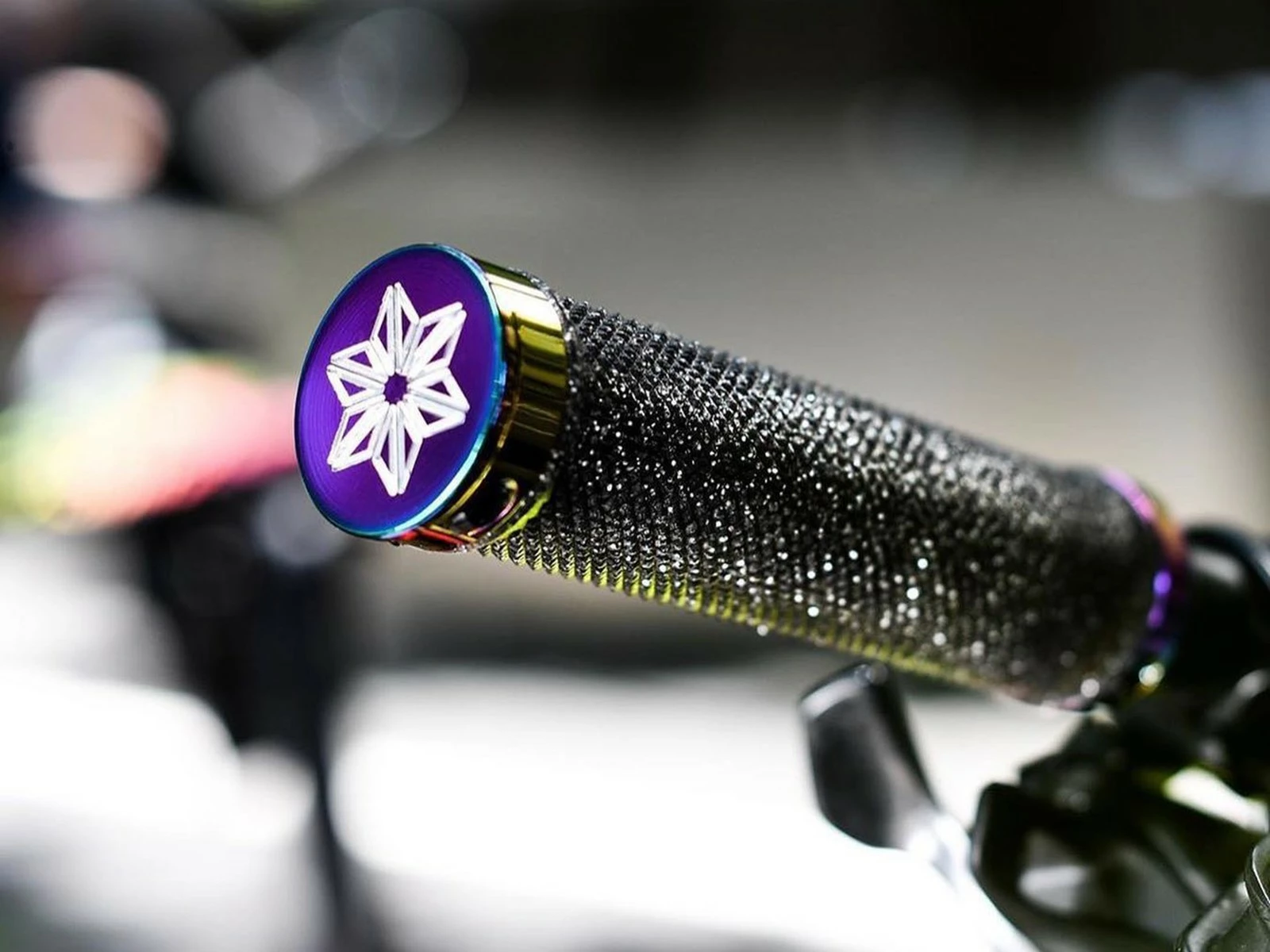 SUPACAZ Diamond Kush Grips Black Oil Slick DH Star Ringz 2 SUPACAZ Diamond Kush Grips Black Oil Slick DH Star Ringz – Image 2